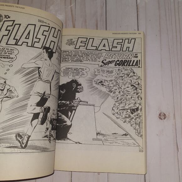 Showcase The Flash Trade Paperback Volume 1 - Picture 3 of 4